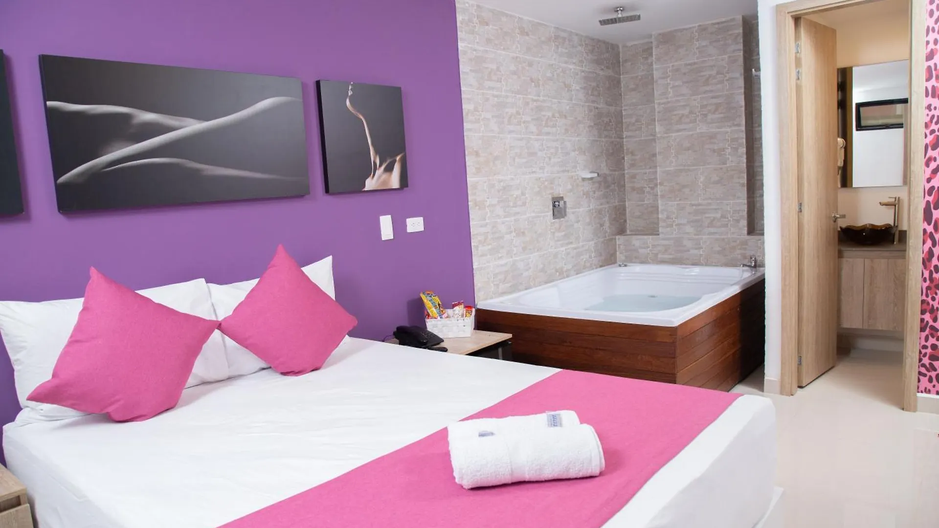 Bajo La Luna Hotel Μεντεγίν